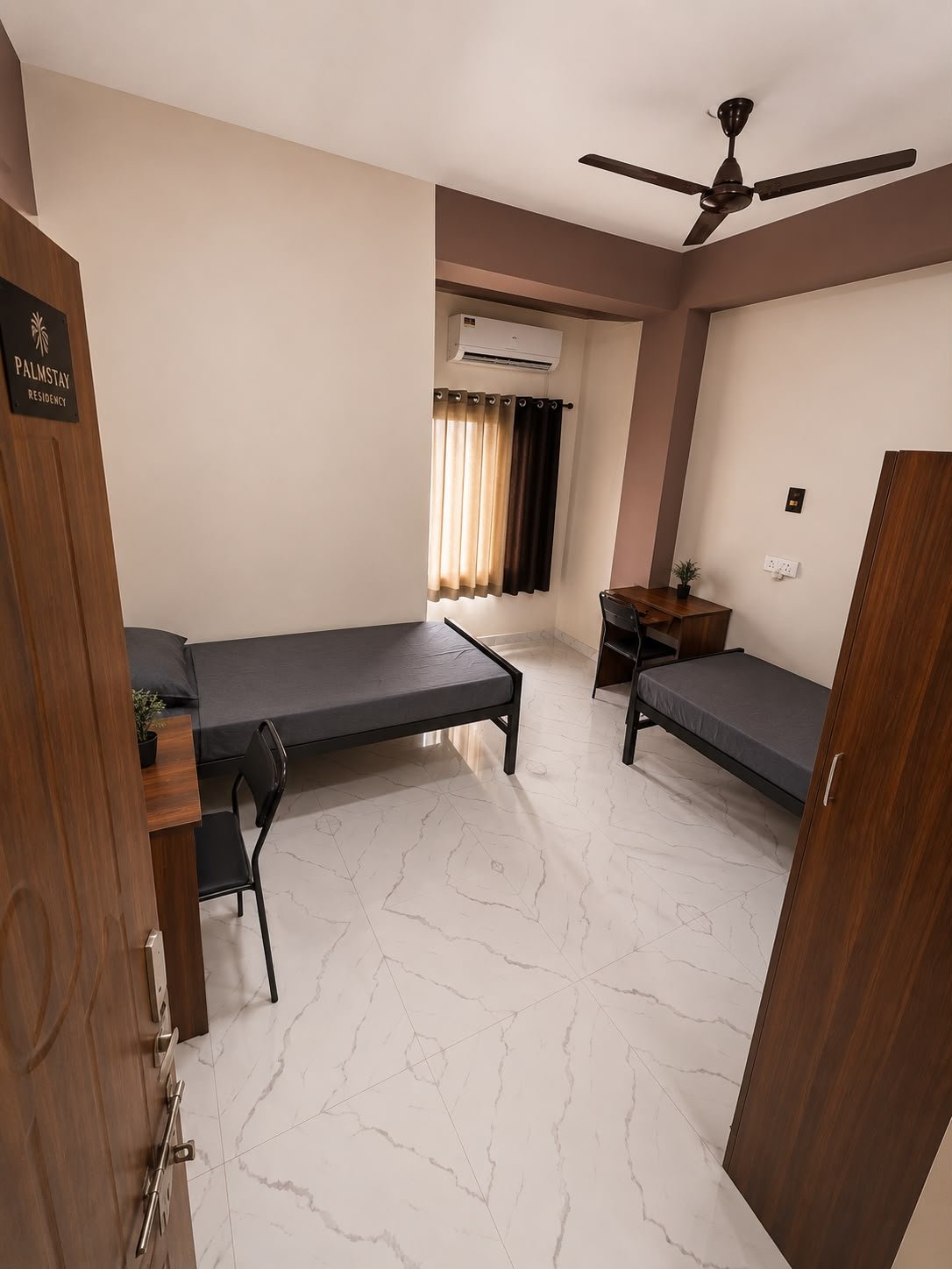 🚪 Room Entrance