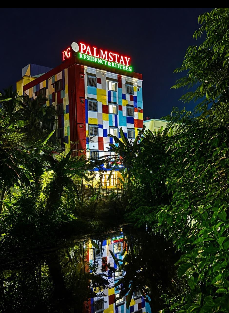 🌴 Palmstay at Night